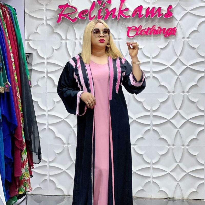 Pink and Black Reversible 2-in-1 Abaya - Image 3